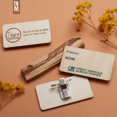 Badges en bois made in france personnalisables pour événements professionnels, logo crédit agricole alsace vosges