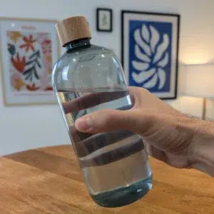 Gourde personnalisée RPET 75 cl de la marque bubu made in France tenue dans une main