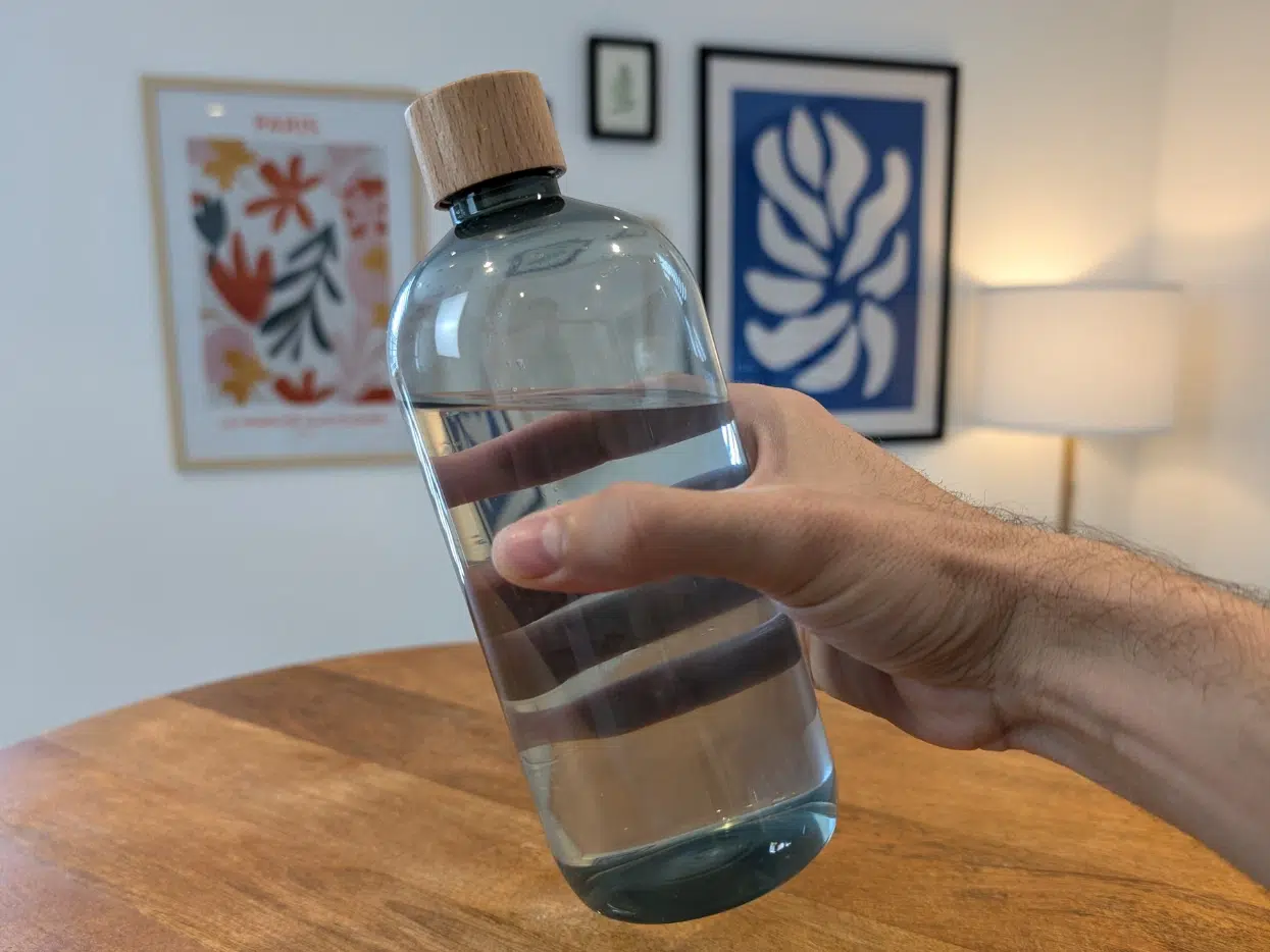 Gourde personnalisée RPET 75 cl de la marque bubu made in France tenue dans une main