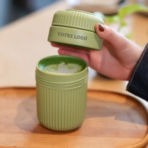 mug nomade made in France vert olive personnalisable avec votre logo, bini mug ouvert et tenu dans une main