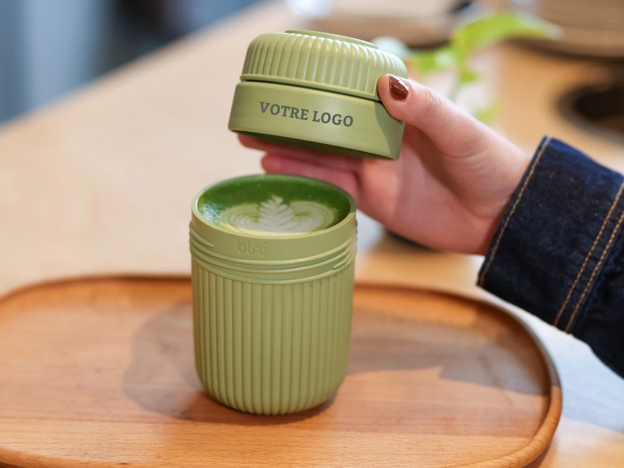 mug nomade made in France vert olive personnalisable avec votre logo, bini mug ouvert et tenu dans une main