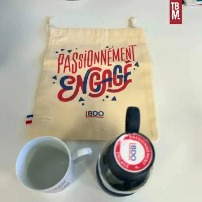 BDO mug en porcelaine, gourde en verre, pochon oeko tex vue du dessus, goodies made in France portfolio ta belle mer