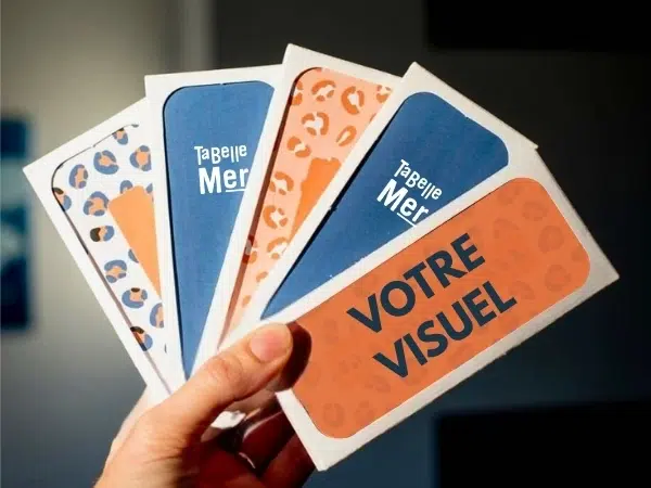 Pochette gourmande Made In France pour vos cadeaux de Noël clé en main Mini tablette chocolat personnalisée Noël, chocolat bio Made in France neogourmets, tablettes tenues dans une main